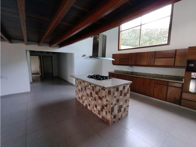 Casa de 4 alcobas en arriendo en Las Antillas, Envigado, 400 m² · foto 11 de 24