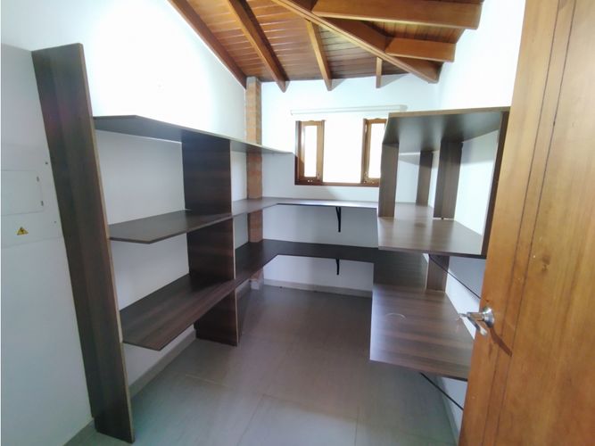 Casa de 4 alcobas en arriendo en Las Antillas, Envigado, 400 m² · foto 17 de 24