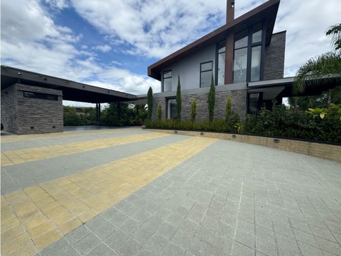 Casa de 4 alcobas en venta en Llano Grande, Rionegro, 432 m² · foto 3 de 24