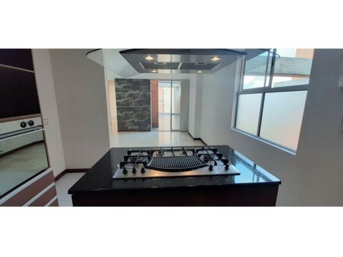 Apartamento de 3 alcobas en arriendo en Loma Benedictinos, Medellín, 252 m² · foto 5 de 23