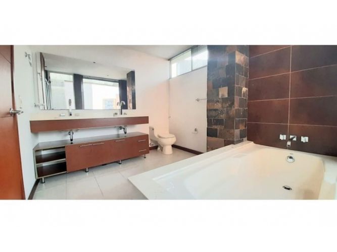 Apartamento de 3 alcobas en arriendo en Loma Benedictinos, Medellín, 252 m² · foto 21 de 23