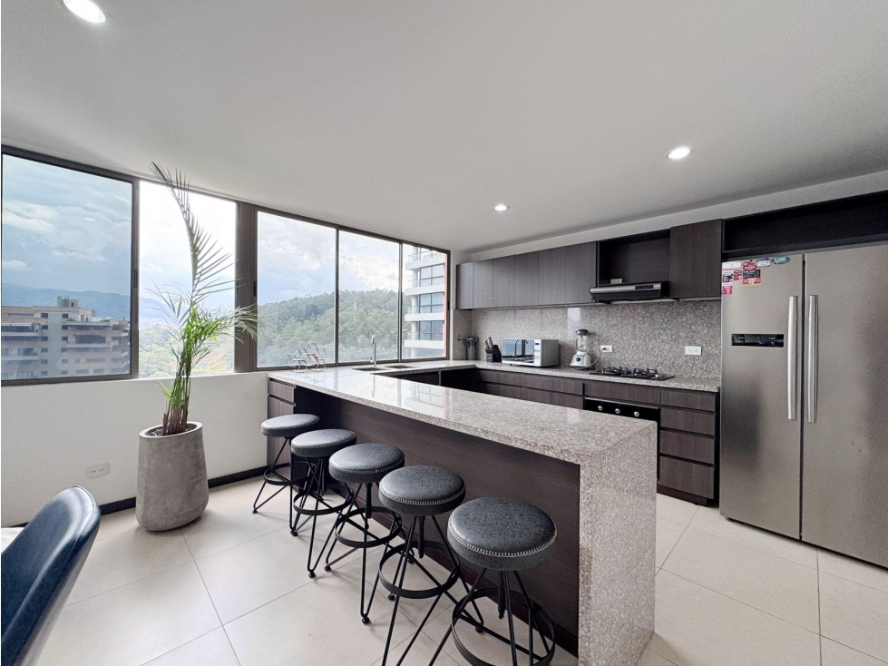 Apartamento en arriendo en Altos Del Poblado, Medellín · foto 2 de 22