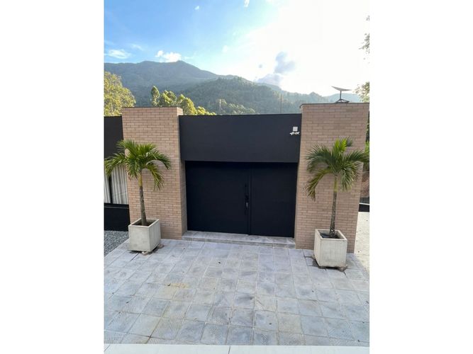 Casa de 4 alcobas en arriendo en El Salado, Envigado, 480 m² · foto 2 de 24