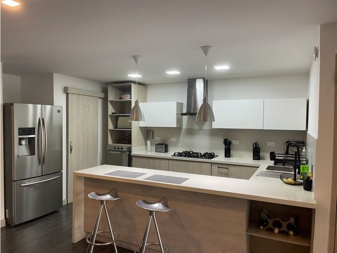 Apartamento de 4 alcobas en arriendo en El Poblado, Medellín, 206 m² · foto 4 de 24