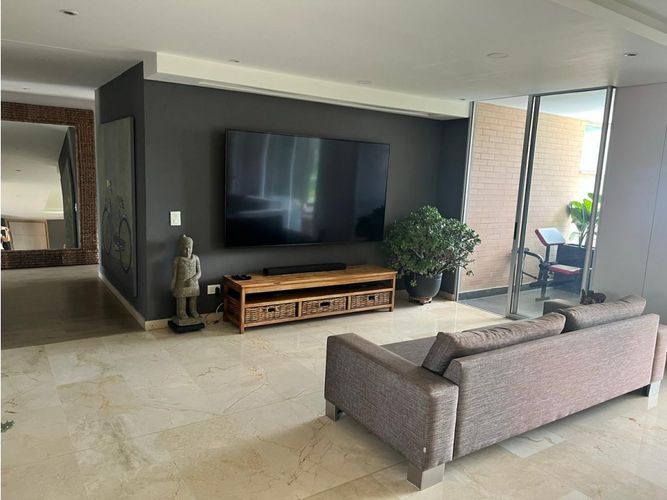 Apartamento de 3 alcobas en arriendo en Los Naranjos, Medellín, 220 m² · foto 3 de 12