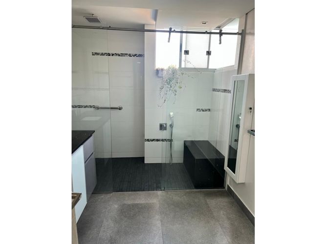 Apartamento de 3 alcobas en arriendo en Los Naranjos, Medellín, 220 m² · foto 6 de 12
