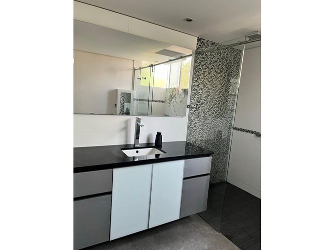 Apartamento de 3 alcobas en arriendo en Los Naranjos, Medellín, 220 m² · foto 10 de 12