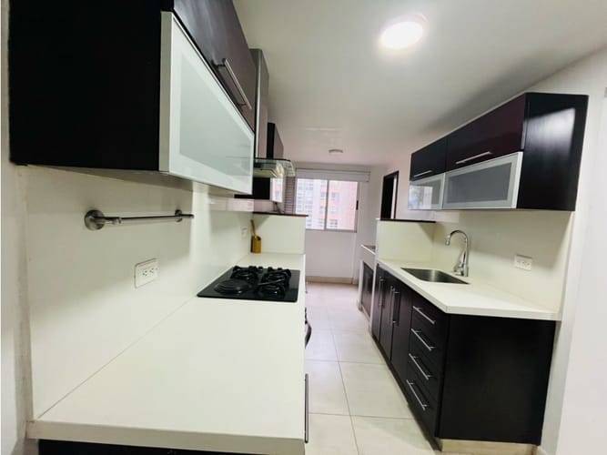 Apartamento de 3 alcobas en venta en El Poblado, Medellín, 155 m² · foto 2 de 18