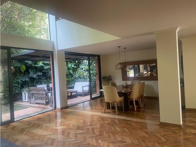 Casa de 3 alcobas en venta en El Poblado, Medellín, 228 m² · foto 2 de 24