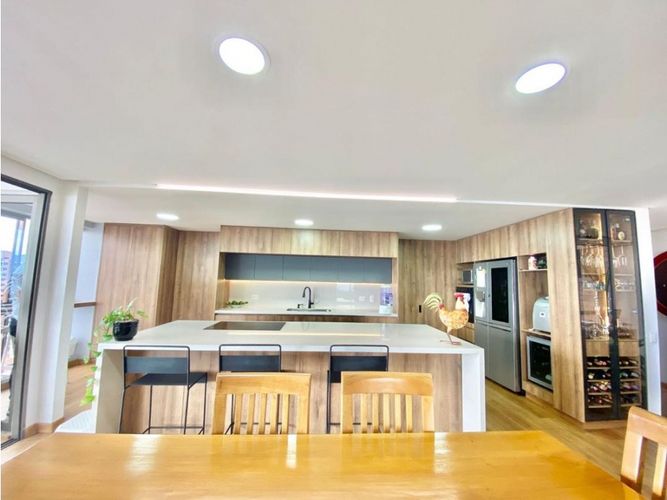 Apartamento de 3 alcobas en arriendo en El Poblado, Medellín, 224 m² · foto 2 de 22