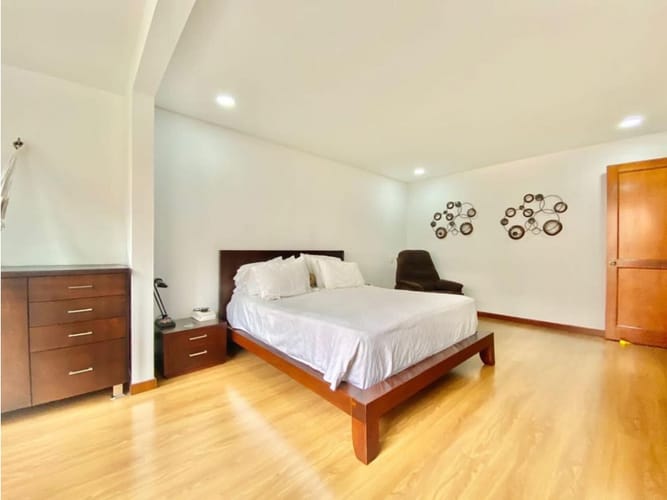 Apartamento de 3 alcobas en arriendo en El Poblado, Medellín, 224 m² · foto 13 de 22
