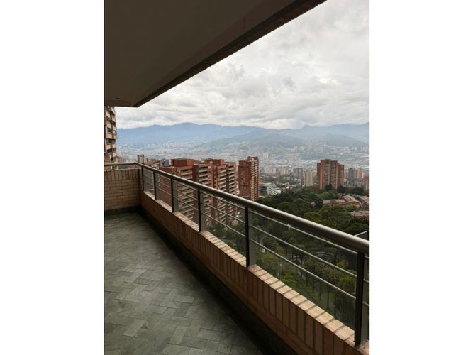 Apartamento de 3 alcobas en arriendo en Las Lomas, Medellín, 230 m² · foto 4 de 24