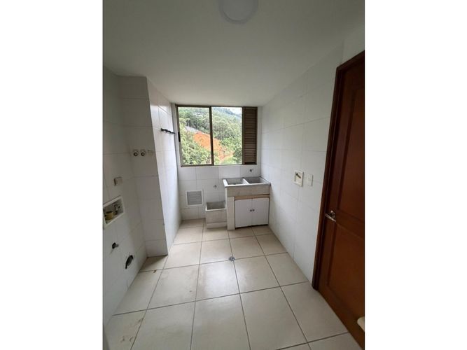 Apartamento de 3 alcobas en arriendo en Las Lomas, Medellín, 230 m² · foto 22 de 24