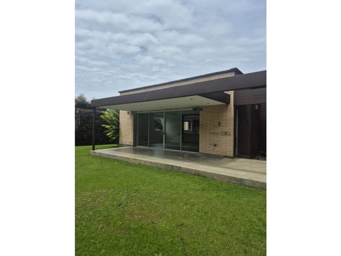 Casa de 4 alcobas en arriendo en Las Palmas, Medellín, 370 m² · foto 2 de 24