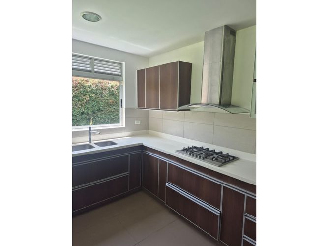 Casa de 4 alcobas en arriendo en Las Palmas, Medellín, 370 m² · foto 13 de 24