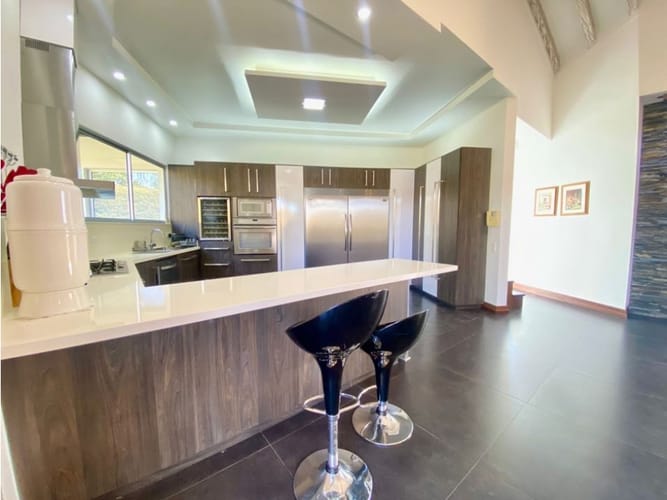 Casa de 3 alcobas en venta en Llano Grande, Rionegro, 300 m² · foto 2 de 24