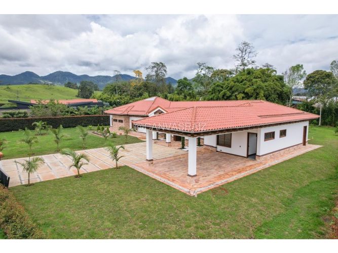 Casa de 4 alcobas en venta en So�Adora, El Carmen de Viboral, 650 m² · foto 2 de 24