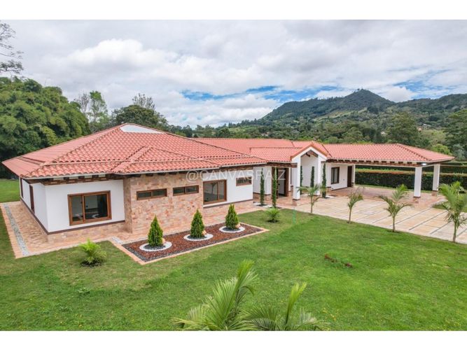 Casa de 4 alcobas en venta en So�Adora, El Carmen de Viboral, 650 m² · foto 4 de 24