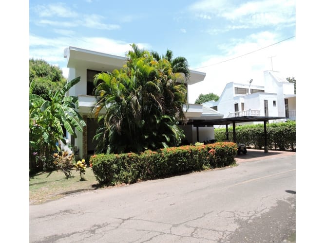 Casa de 3 alcobas en venta en Guabinal Plan, Girardot, 377 m² · foto 2 de 24