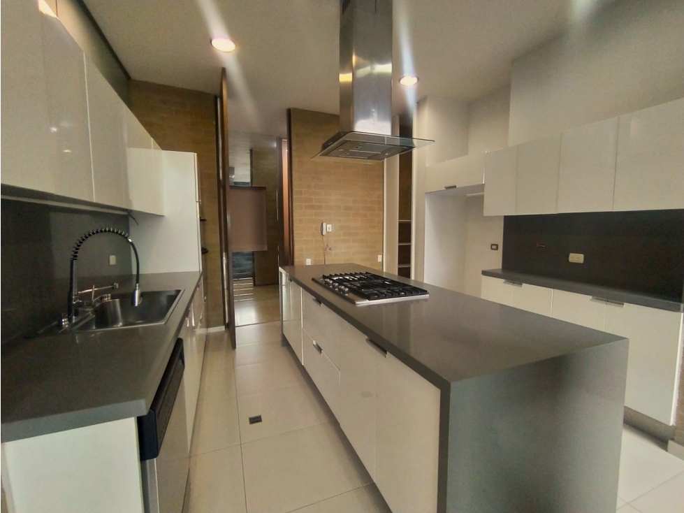 Apartamento en arriendo en Los Balsos, Medellín · foto 2 de 24