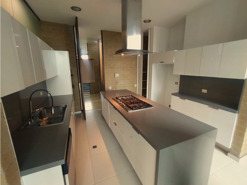 Apartamento en arriendo en Los Balsos, Medellín · foto 3 de 24