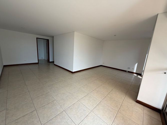 Apartamento de 3 alcobas en arriendo en Los Balsos, Medellín, 127 m² · foto 3 de 14
