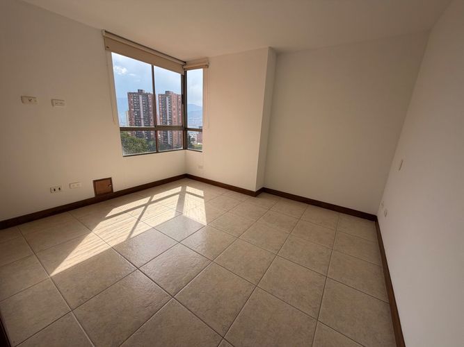 Apartamento de 3 alcobas en arriendo en Los Balsos, Medellín, 127 m² · foto 8 de 14