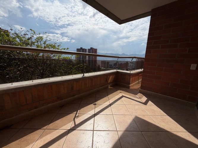 Apartamento de 3 alcobas en arriendo en Los Balsos, Medellín, 127 m² · foto 12 de 14