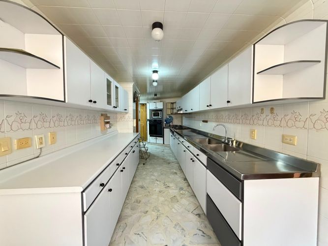 Apartamento de 4 alcobas en venta en El Retiro, Bogotá, 271 m² · foto 8 de 21