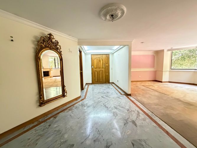 Apartamento de 4 alcobas en venta en El Retiro, Bogotá, 271 m² · foto 2 de 21