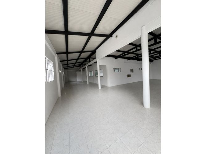 Casa en venta en El Poblado, Medellín, 500 m² · foto 2 de 6
