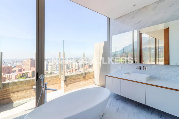 Apartamento de 3 alcobas en venta en Los Rosales, Bogotá, 417 m² · foto 22 de 24