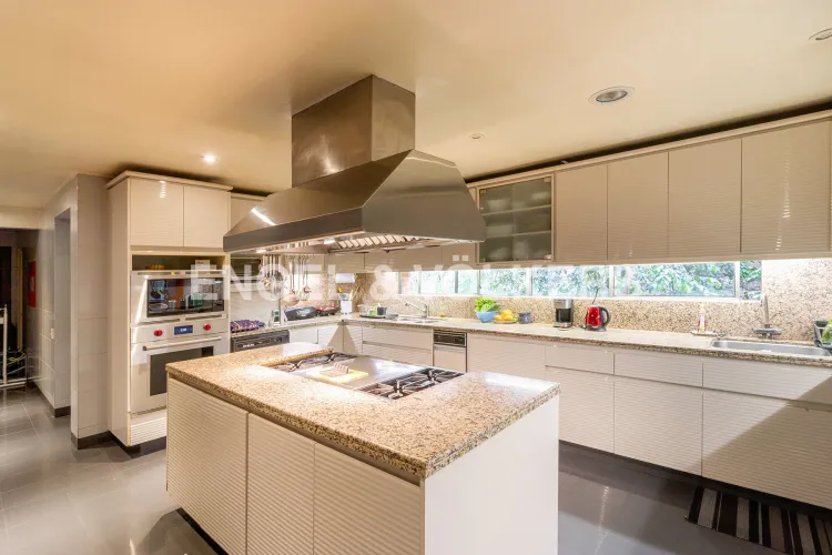 Apartamento de 4 alcobas en venta en Los Rosales, Bogotá, 524 m² · foto 9 de 24
