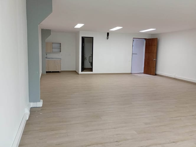 Oficina en arriendo en El Poblado, Medellín, 80 m² · foto 2 de 9