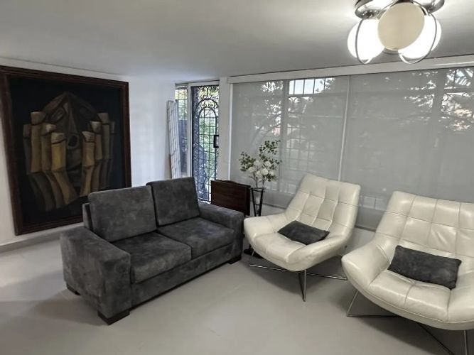 Apartamento de 3 alcobas en venta en Loma De Los Bernal, Medellín, 130 m² · foto 2 de 18