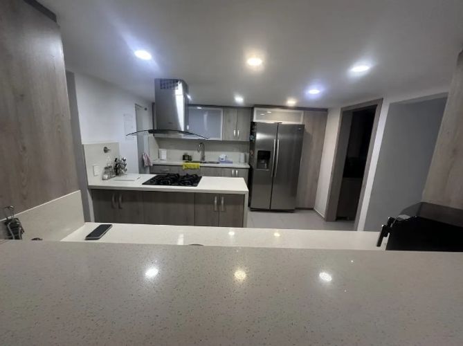 Apartamento de 3 alcobas en venta en Loma De Los Bernal, Medellín, 130 m² · foto 5 de 18