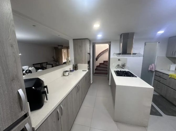 Apartamento de 3 alcobas en venta en Loma De Los Bernal, Medellín, 130 m² · foto 7 de 18