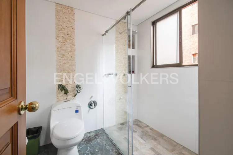 Apartamento de 3 alcobas en venta en Los Rosales, Bogotá, 242 m² · foto 15 de 17