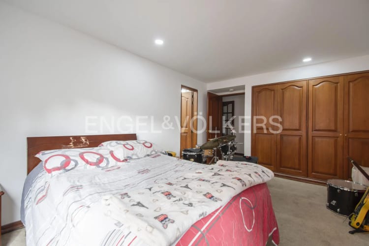 Apartamento de 3 alcobas en venta en Los Rosales, Bogotá, 242 m² · foto 14 de 17