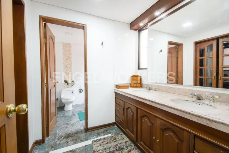 Apartamento de 3 alcobas en venta en Los Rosales, Bogotá, 242 m² · foto 12 de 17