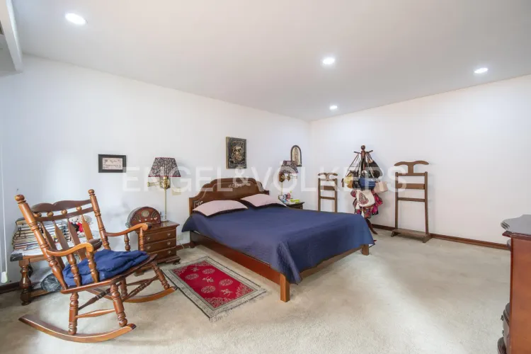 Apartamento de 3 alcobas en venta en Los Rosales, Bogotá, 242 m² · foto 11 de 17