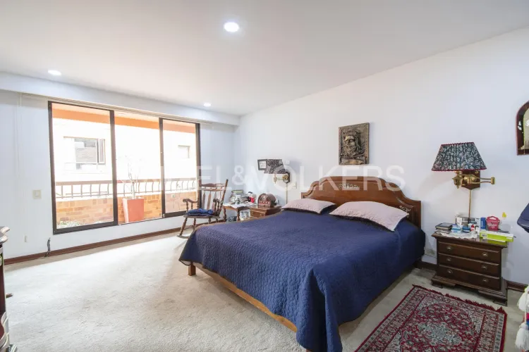Apartamento de 3 alcobas en venta en Los Rosales, Bogotá, 242 m² · foto 10 de 17