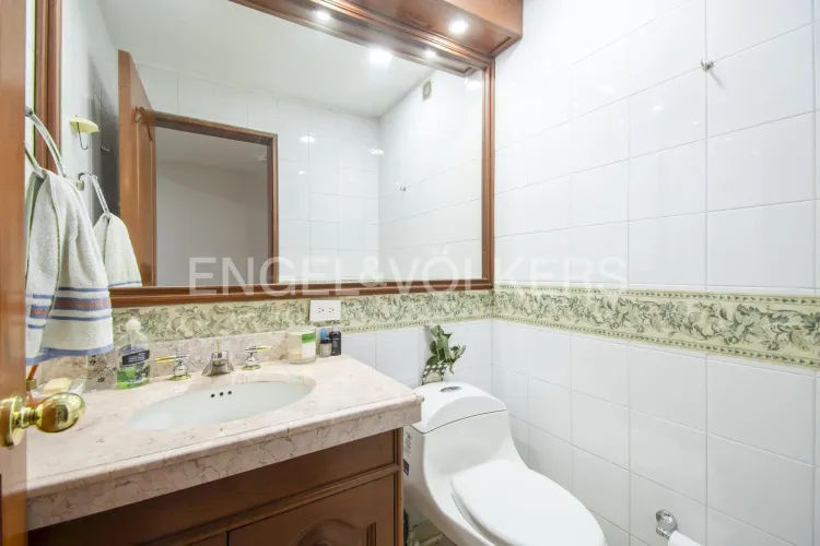 Apartamento de 3 alcobas en venta en Los Rosales, Bogotá, 242 m² · foto 9 de 17