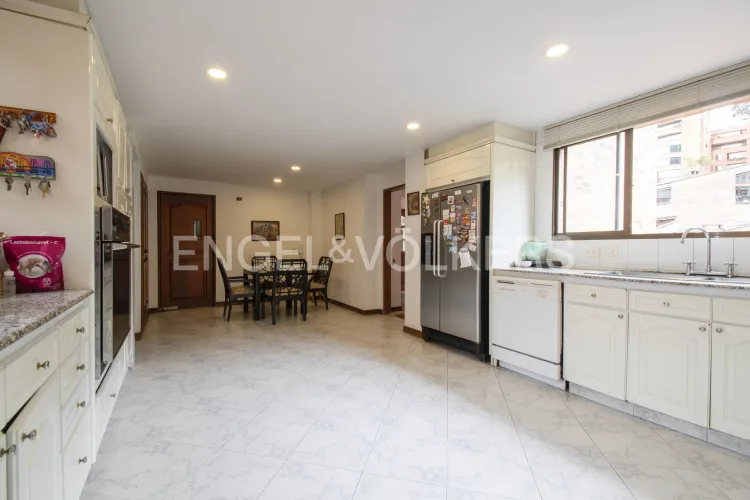 Apartamento de 3 alcobas en venta en Los Rosales, Bogotá, 242 m² · foto 8 de 17