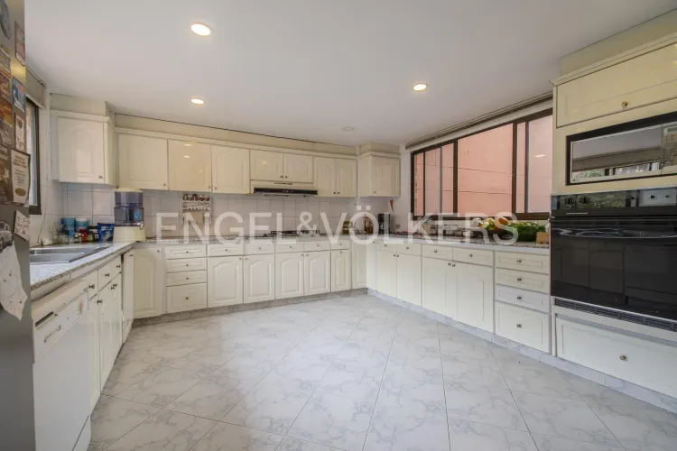 Apartamento de 3 alcobas en venta en Los Rosales, Bogotá, 242 m² · foto 7 de 17