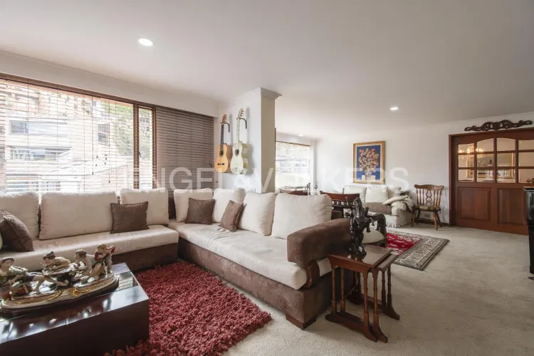 Apartamento de 3 alcobas en venta en Los Rosales, Bogotá, 242 m² · foto 6 de 17