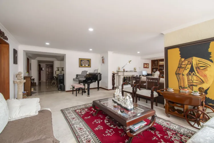 Apartamento de 3 alcobas en venta en Los Rosales, Bogotá, 242 m² · foto 2 de 17