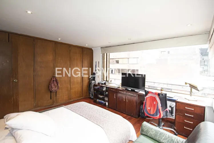 Apartamento de 3 alcobas en venta en Los Rosales, Bogotá, 218 m² · foto 12 de 17