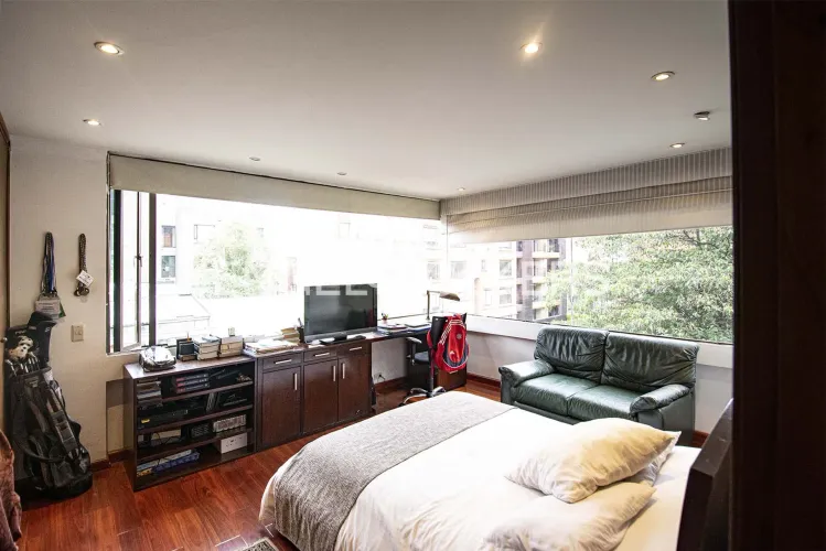 Apartamento de 3 alcobas en venta en Los Rosales, Bogotá, 218 m² · foto 11 de 17