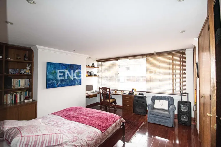 Apartamento de 3 alcobas en venta en Los Rosales, Bogotá, 218 m² · foto 9 de 17
